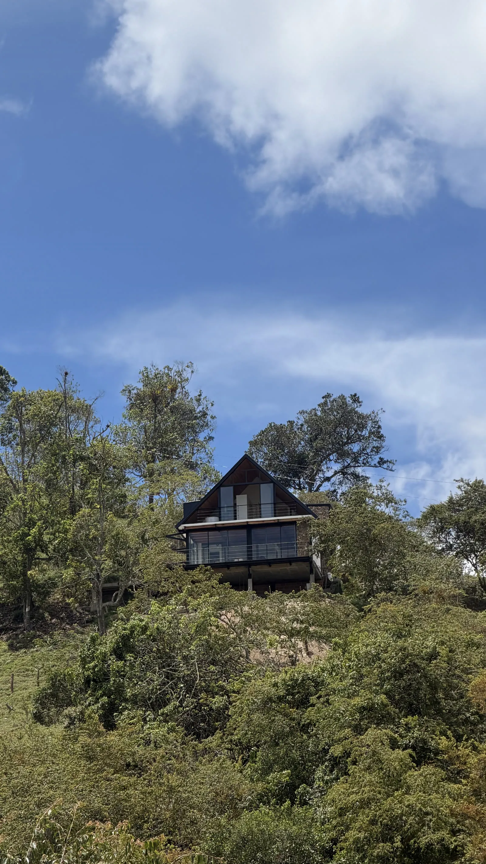 Cabaña tipo A-frame construida en la ladera de la montaña