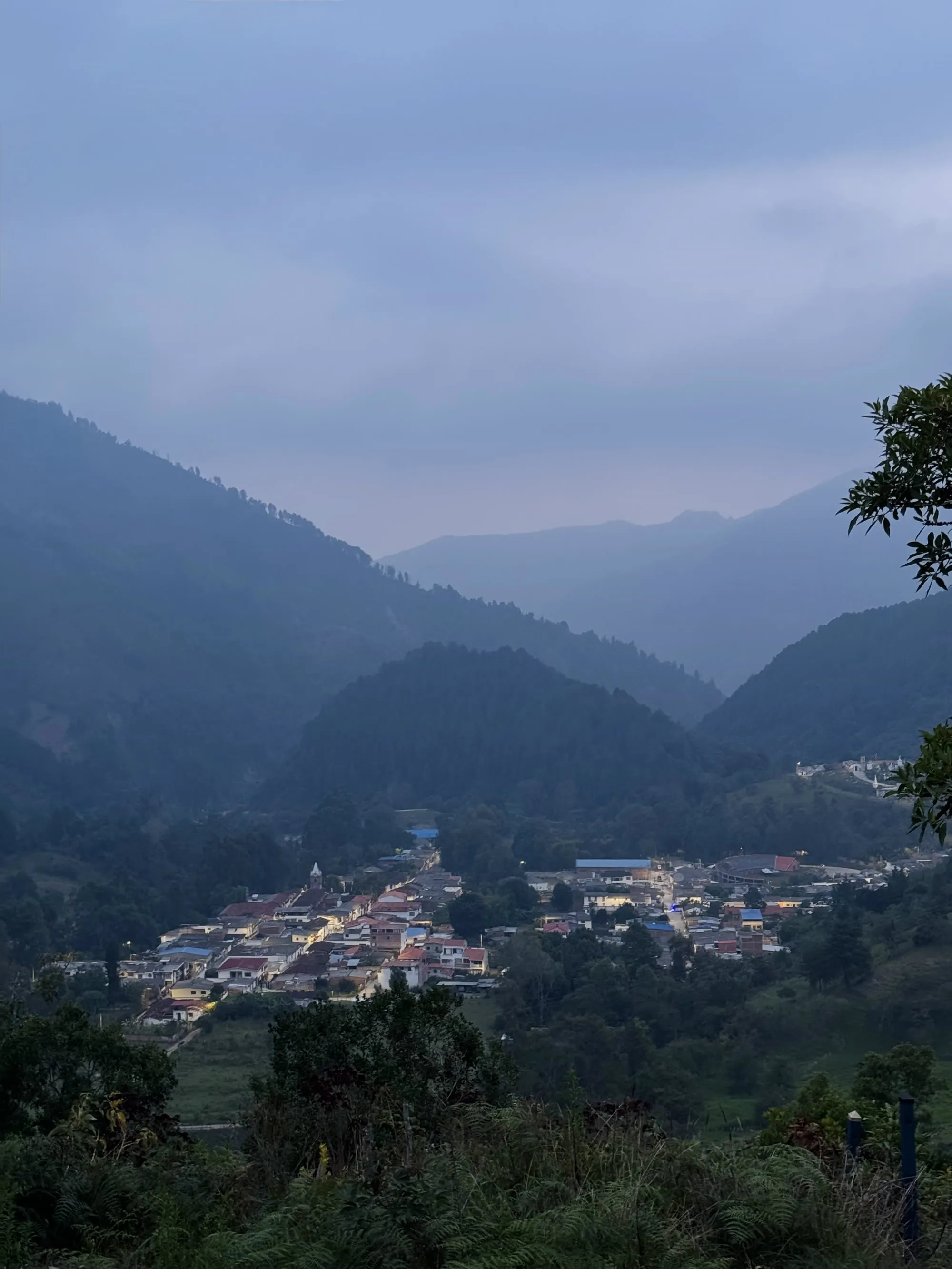 Vista del pueblo de Charta entre montañas de Santander