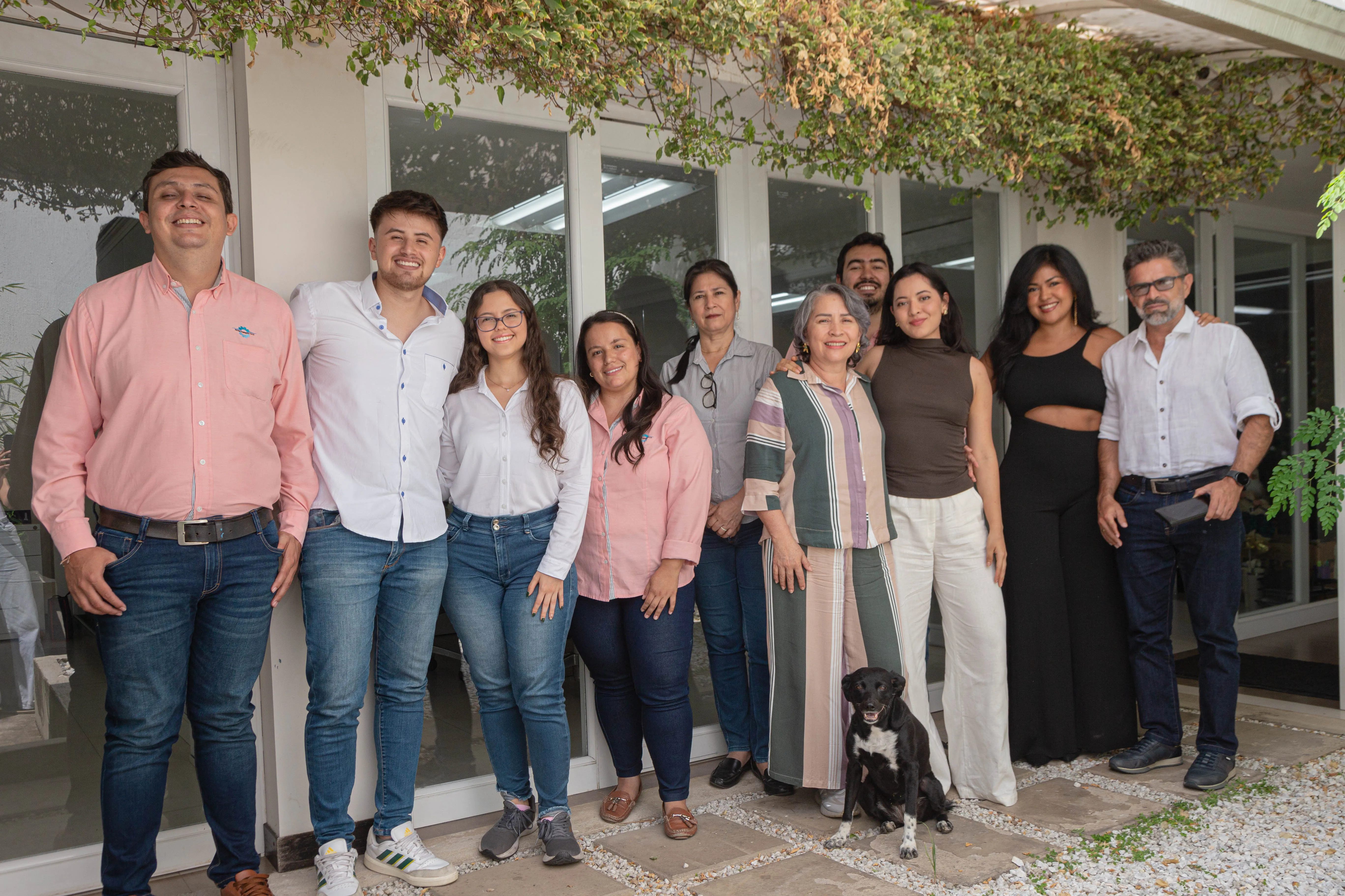 Equipo de Grupo Mizar frente a sus oficinas en Bucaramanga